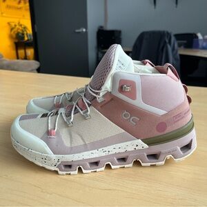 On Cloud Cloudtrax womens hiking shoes size 8.5